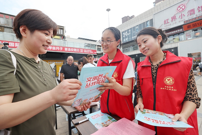 文明养犬伴我行 黄鹤鸣 摄 (1)(3681927)-20250805110606_副本.jpg